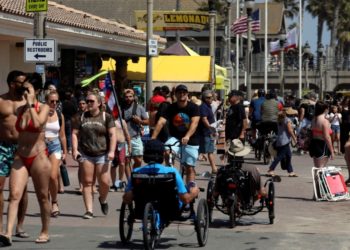US beaches, parks full on Memorial Day weekend despite pandemic | USA News