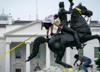 Clash near White House prompts Secret Service to tell press to leave grounds in unusual move