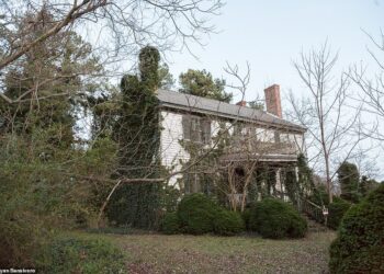 Photographer captures an abandoned house that belonged to a Civil War colonel