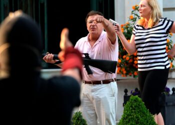 Couple point guns at protesters calling for St. Louis mayor to resign