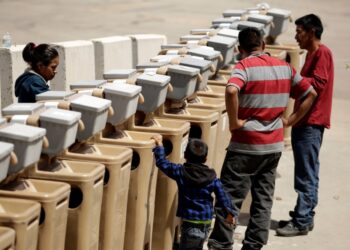 Judge: US must free migrant children from family detention | USA News