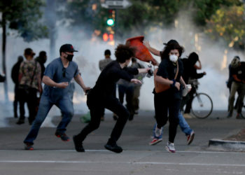 Public health experts urge police to stop using tear gas during coronavirus pandemic