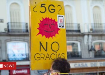 Coronavirus: 5G and microchip conspiracies around the world