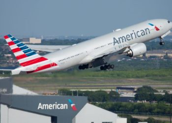 American Airlines bans passenger who refused to wear a face mask