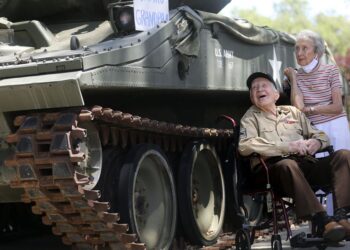 World War II vet celebrates 102nd birthday with tour of Fort Douglas Military Museum