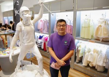 Hong Kong Store Owner Rejects Call to Remove Protest Statue | World News