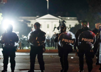 “It Sounds Like a War Zone Down Here”— On the Ground at Demonstrations Sunday Night – Mother Jones