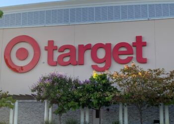 Shopper who destroyed mask display seeking help