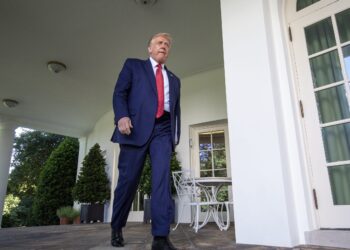 Trump HHS tells hospitals to send COVID-19 data to Washington, not CDC