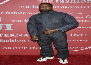 Kanye West apologizes to wife Kim Kardashian West on Twitter