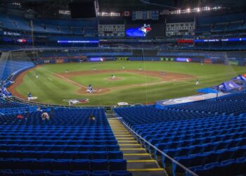 Canadian health official: Long home stretch might help Jays