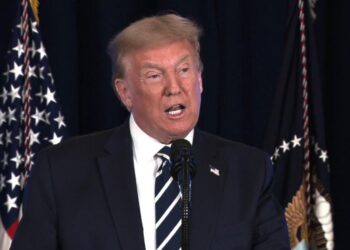 Trump signs executive actions after stimulus talks break down on Capitol Hill