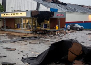 Derecho rips through Chicago after lashing Iowa with 100-mph winds