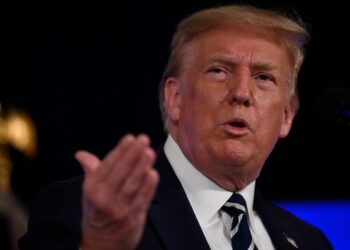 Trump warns of executive orders after stimulus talks stop