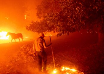 California wildfires: Thousands of homes threatened