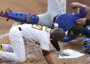 Column: Tug of war with Dodgers shows Padres plan to put up fight in 2020