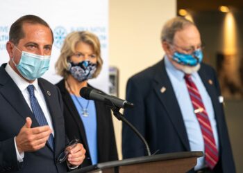 U.S. Health Secretary visits Anchorage, praises local coronavirus response