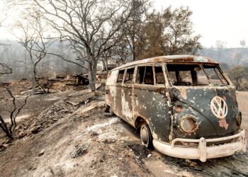 California wildfires rage; dry lightning; weather cooperates