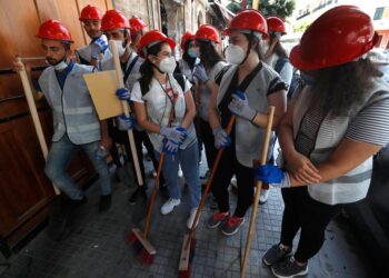 Abandoned by state after explosion, Lebanese help each other – Whittier Daily News