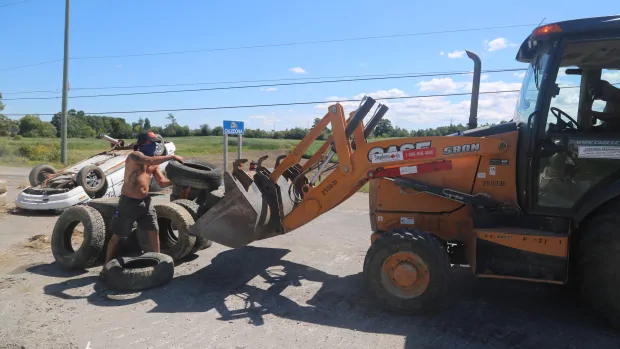Demonstrators begin removing road barricades in Caledonia, Ont.