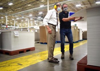 Grassley tours Graphic Packaging | Newton Daily News