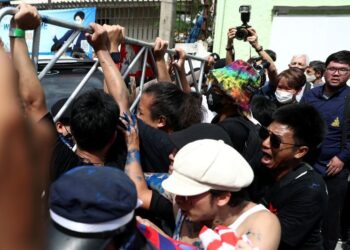 Thai Activists Scuffle With Police Officers | World News