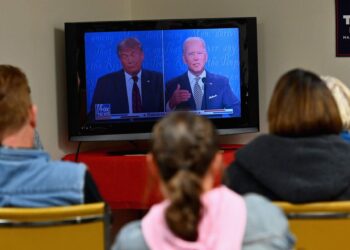 Stock Futures Retreat on Political Risks, Rising Infections