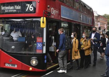 Drugmaker Novavax begins late-stage vaccine trial in UK | World News
