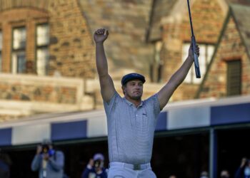 Bryson DeChambeau blasts way to U.S. Open title – Sports – Milford Daily News