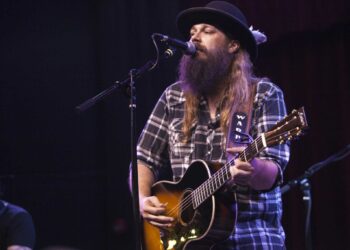 Country music singer-songwriter Ward Davis brings acoustic tour to the AT&T Center’s outdoor Bud Light Courtyard