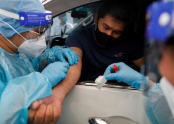 Philippines’ Duterte Eases Overseas Travel Ban on Health Workers | World News