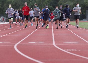 Hingham boys cross-country’s running in tough conditions – Sports – Milford Daily News