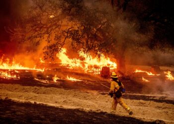 Winds Intensify as Firefighters Battle California Blaze | Voice of America