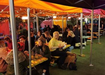 Saturday night in Brixton under the new coronavirus restrictions – live music, table service and socially distanced tables – Brixton Buzz