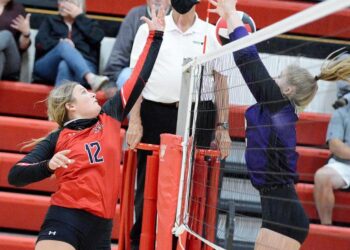 Newton volleyball loses lead, falls to Indianola