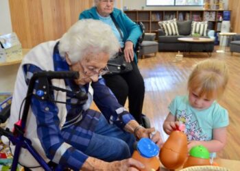 Real-life aged care home for four-year-olds an intergenerational winner in Wellington, NSW