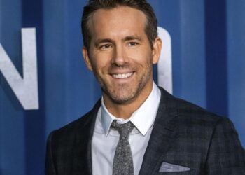 Hollywood stars complete takeover of Welsh club Wrexham | Entertainment