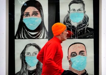 Hawaii, Iowa mask mandates; Richard Schiff; 247K US deaths