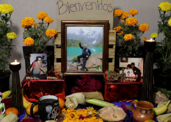 On Day of the Dead, Mexico mourns more than 1,700 health workers who died of COVID-19