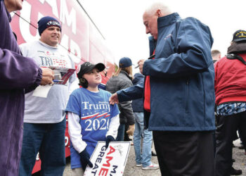 Team Trump bus stops by De Graff
