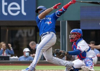 Blue Jays OF Teoscar Hernández tests positive for virus. | Sports