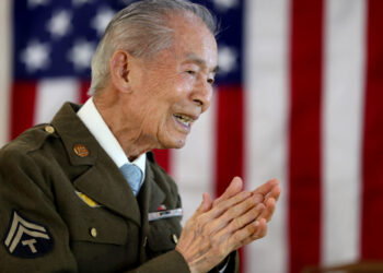 Oakland 98-year-old awarded Congressional medal for World War II service
