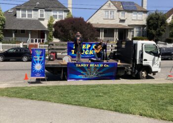 Traveling art program brings entertainment to Santa Cruz parks