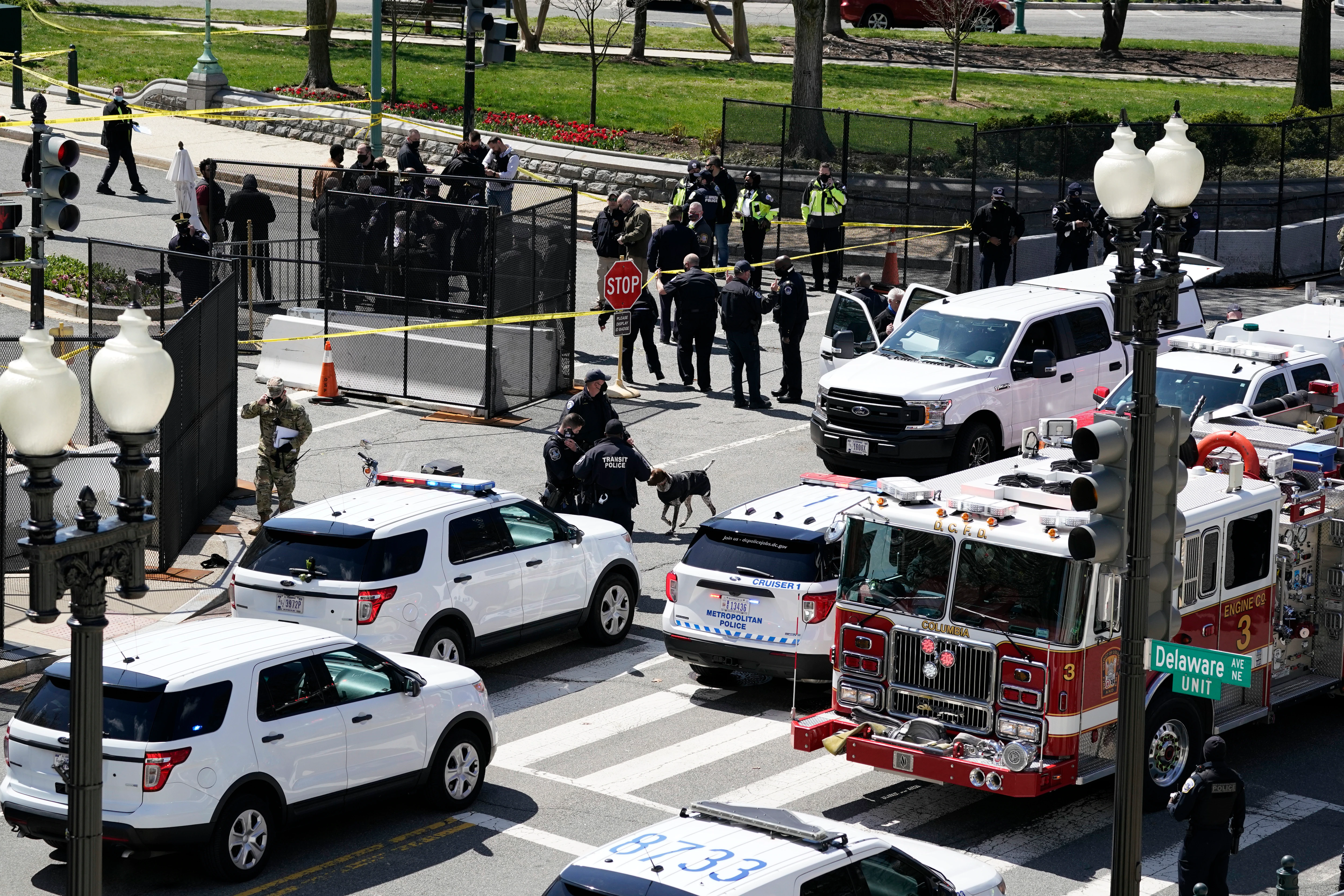 Car Rams US Capitol Barricade; One Officer and Driver Dead | Voice of America